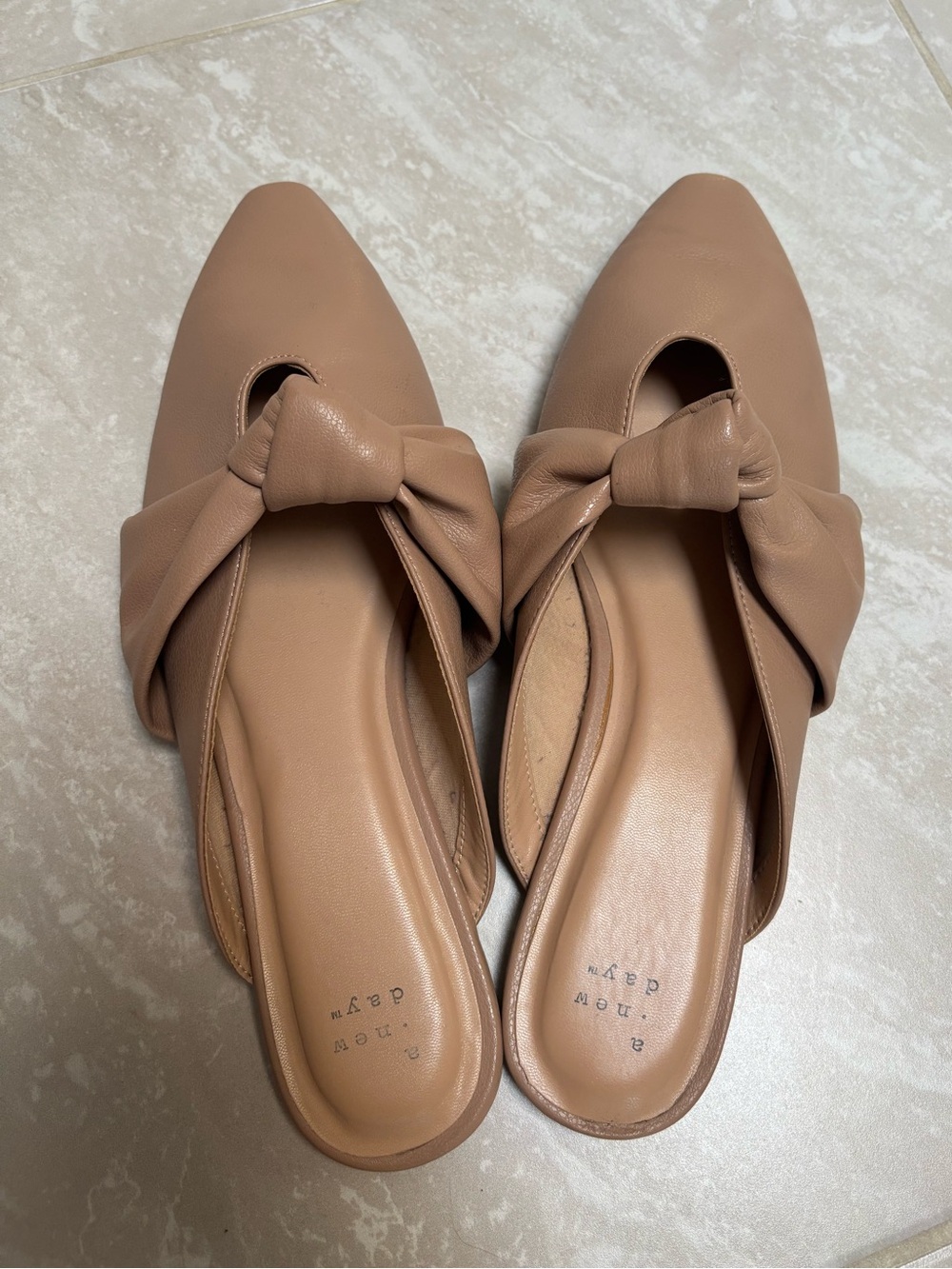 Women’s Knot-Detail Slip-On Flats in Nude